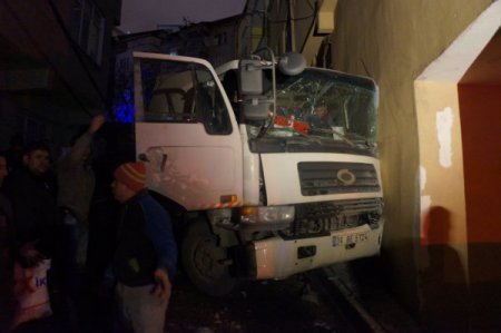 Freni patlayan beton mikseri direğe çarptı: 3 yaralı