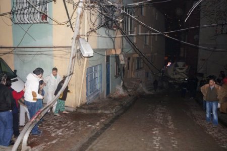 Freni patlayan beton mikseri direğe çarptı: 3 yaralı