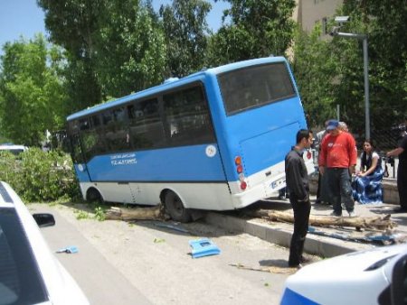 Freni Patlayan Halk Otobüsü Kaldırımdaki Ağaçlara Çarparak Durabildi