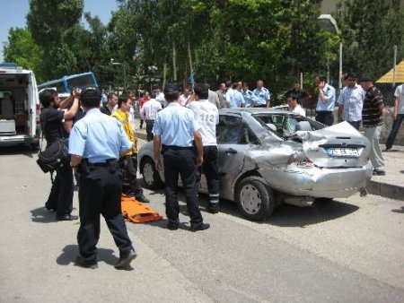 Freni Patlayan Halk Otobüsü Kaldırımdaki Ağaçlara Çarparak Durabildi