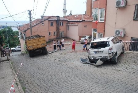 Freni patlayan kamyon, 3 otomobile sonrada duvara çarparak durdu
