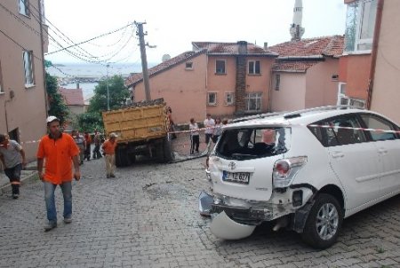 Freni patlayan kamyon, 3 otomobile sonrada duvara çarparak durdu