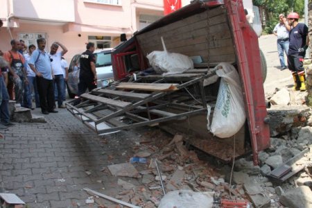 Freni Patlayan Kamyonet Kazası Ucuz Atlatıldı