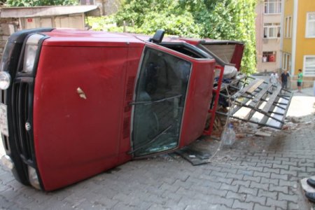 Freni Patlayan Kamyonet Kazası Ucuz Atlatıldı