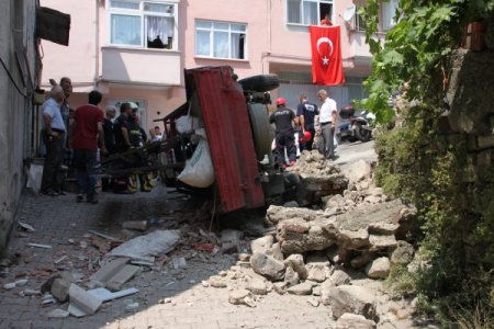 Freni Patlayan Kamyonet Kazası Ucuz Atlatıldı