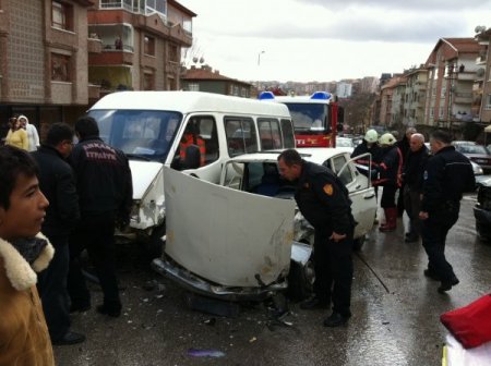 Freni patlayan otomobil zincirleme kazaya neden oldu: 1'i ağır, 5 yaralı