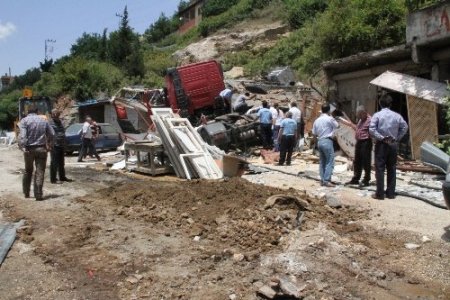 Freni patlayan TIR, sanayi sitesine daldı: 1 ölü, 2 yaralı