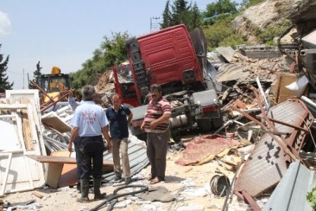 Freni patlayan TIR, sanayi sitesine daldı: 1 ölü, 2 yaralı