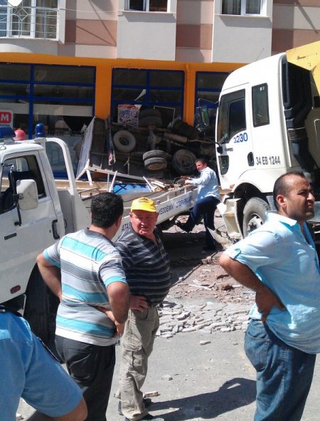 Freni Tutmayan Kamyon Dehşet Saçtı