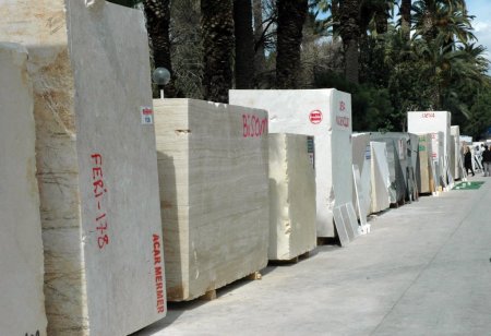 Fuar için 80 TIR mermer taşındı