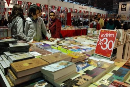 Fuarda Yayınevleri Kitapseverleri İndirimle Karşılıyor