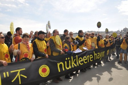 Fukuşima’nın yıl dönümünde Galata Köprüsü’nde insan zinciri