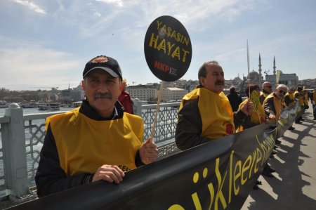 Fukuşima’nın yıl dönümünde Galata Köprüsü’nde insan zinciri