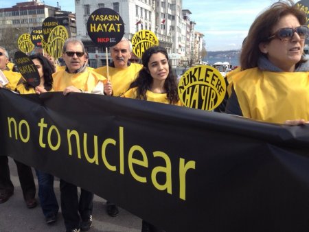 Fukuşima’nın yıl dönümünde Galata Köprüsü’nde insan zinciri