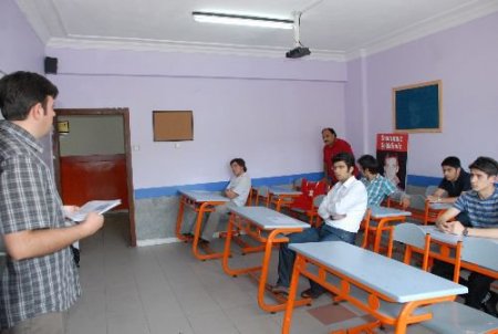 Furkan Doğan'ın Karnesi Ailesine İletilmek Üzere Okul Müdürü Mehmet Duru'ya Verildi