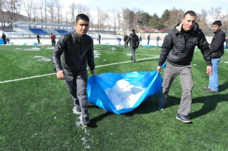 Futbol aşkıyla 300 kişi kazma küreğe sarıldı