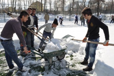 Futbol aşkıyla 300 kişi kazma küreğe sarıldı