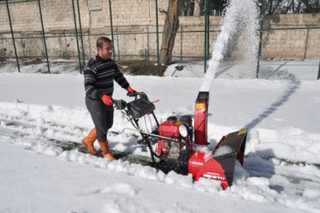 Futbol aşkıyla 300 kişi kazma küreğe sarıldı