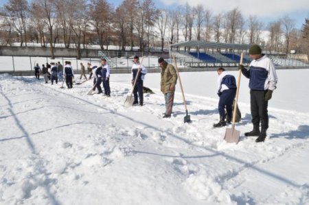 Futbol aşkıyla 300 kişi kazma küreğe sarıldı