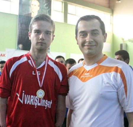 Futbol onu hayata bağlıyor