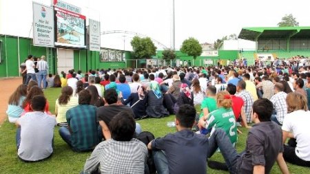 Futbol stadında basketbol keyfi