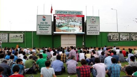 Futbol stadında basketbol keyfi