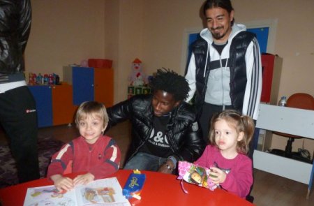 Futbolcular, minikleri ziyaret etti