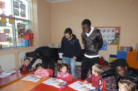 Futbolcular, minikleri ziyaret etti