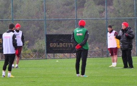 Galatasaray, Alanya’da sağanak yağmur altında çalıştı
