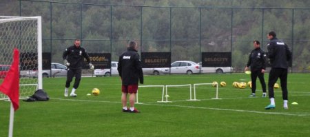 Galatasaray, Alanya’da sağanak yağmur altında çalıştı