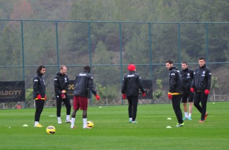 Galatasaray, Alanya’da sağanak yağmur altında çalıştı