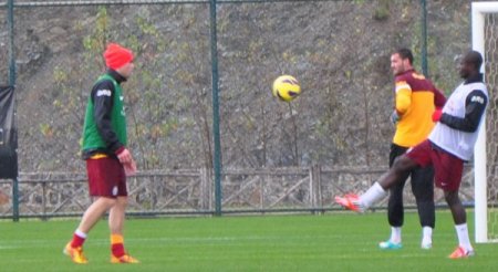 Galatasaray, Alanya’da sağanak yağmur altında çalıştı