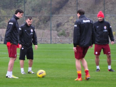 Galatasaray, Alanya’da sağanak yağmur altında çalıştı