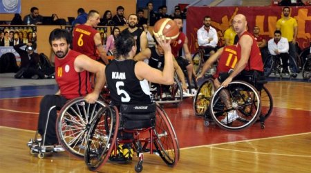 Galatasaray, ertelenen maçtan galip ayrıldı