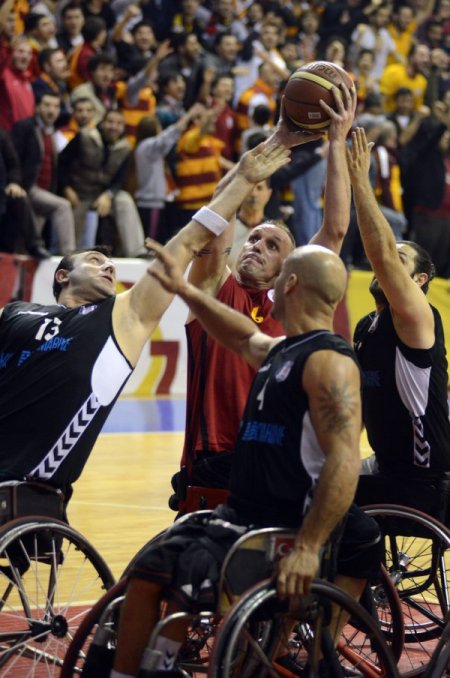 Galatasaray, ertelenen maçtan galip ayrıldı