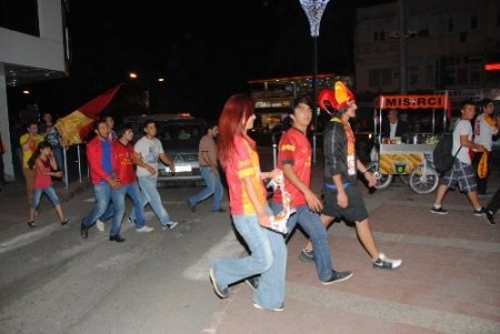 Galatasaray, yenilsede taraftar şampiyonluk kutlamasına devam ediyor