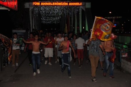 Galatasaray, yenilsede taraftar şampiyonluk kutlamasına devam ediyor