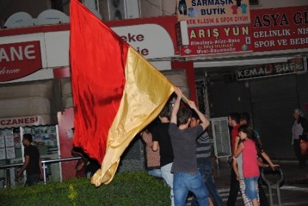 Galatasaray, yenilsede taraftar şampiyonluk kutlamasına devam ediyor