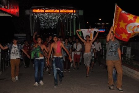 Galatasaray, yenilsede taraftar şampiyonluk kutlamasına devam ediyor