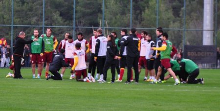 Galatasaray idmanında imza izdihamı