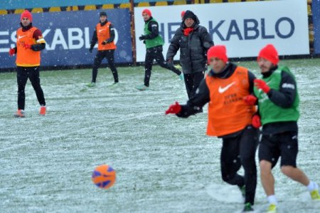 Galatasaray kar altında çalıştı