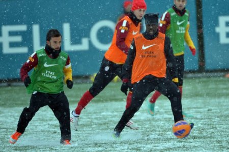 Galatasaray kar altında çalıştı