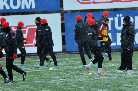 Galatasaray kar altında çalıştı