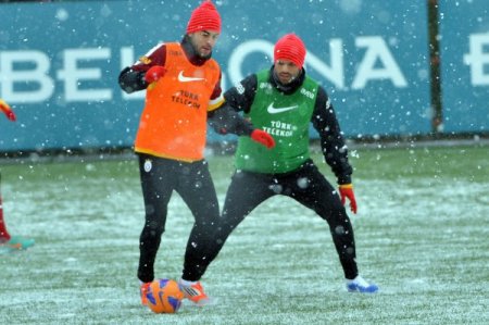 Galatasaray kar altında çalıştı