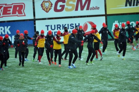 Galatasaray kar altında çalıştı