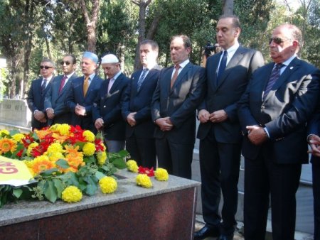 Galatasaray Kulübü Ali Sami Yen'i mezarı başında andı