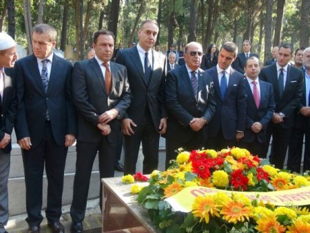 Galatasaray Kulübü Ali Sami Yen'i mezarı başında andı