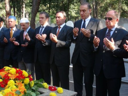 Galatasaray Kulübü Ali Sami Yen'i mezarı başında andı