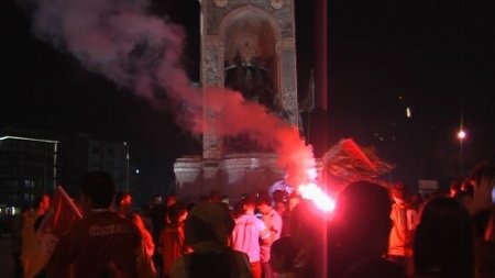 Galatasaray taraftarı yenilgiye rağmen şampiyonluğu kutladı