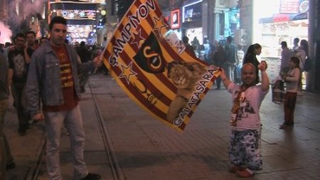 Galatasaray taraftarı yenilgiye rağmen şampiyonluğu kutladı